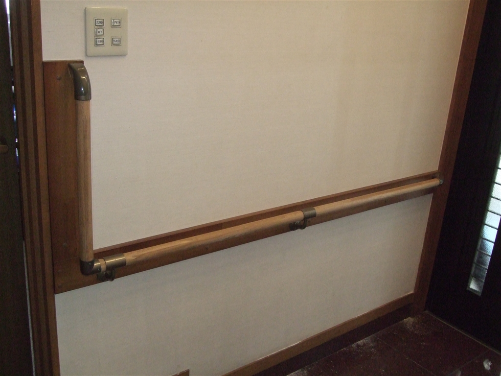 退院したら生活できるように手すりを！　玄関内