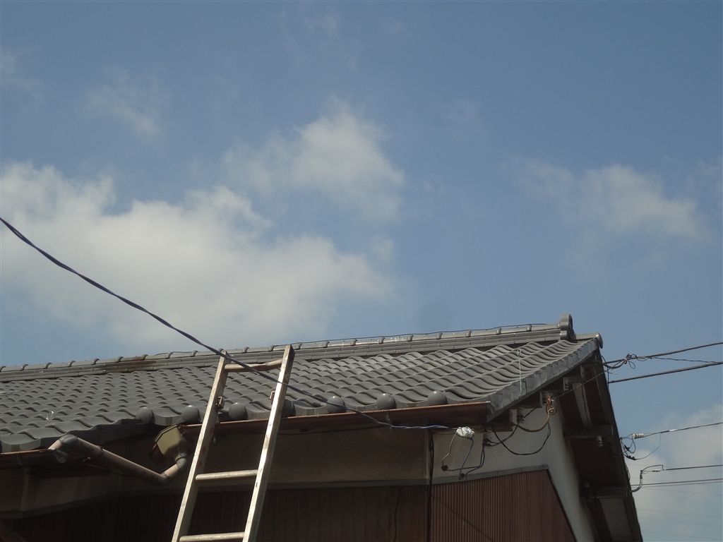 屋根上の太陽熱温水器を撤去！