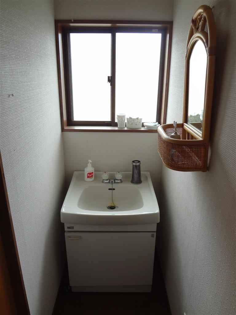 2fの洗面化粧台も鏡が欲しいです 施工事例 静岡県でリフォームをするならリフォームのひろば