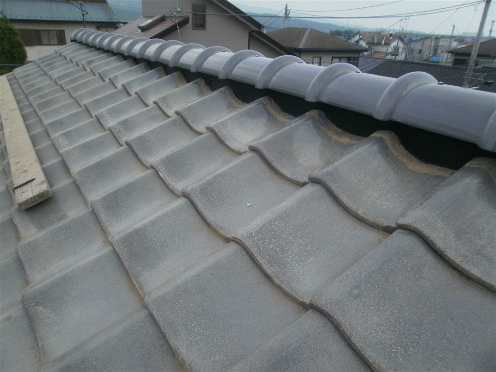 瓦屋根の雨漏り・・・予算を掛けないで棟だけを補強