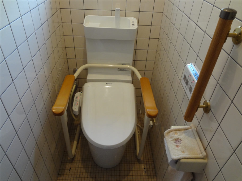 1Fトイレはタイルの床ですが・・・アラウーノ