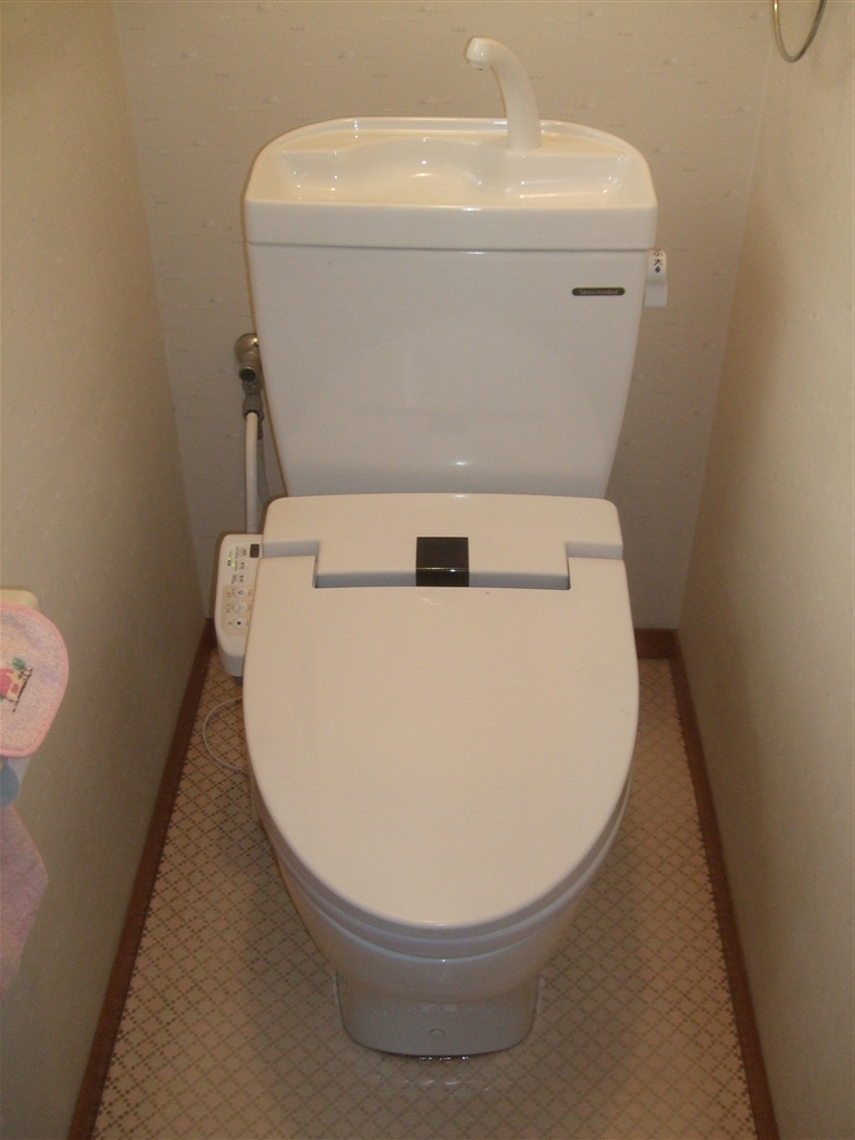 2Fのトイレだけを取替えておきます。