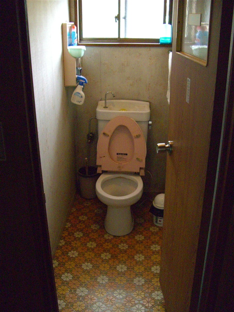 結露が酷いトイレです 内装も 施工事例 静岡県でリフォームをするならリフォームのひろば