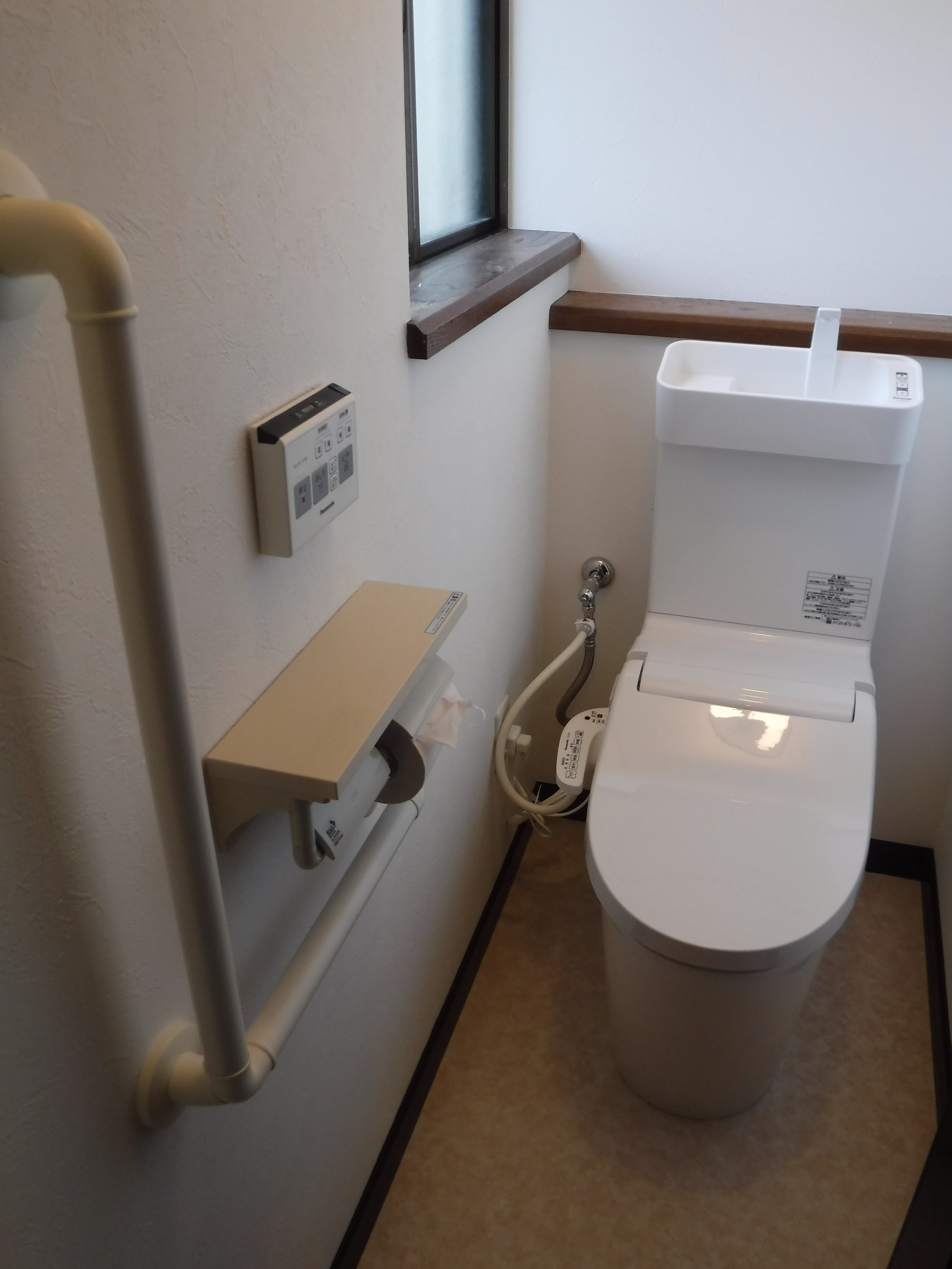 漏水している2Fのトイレ取替え・手すり取付♪アラウーノＶ