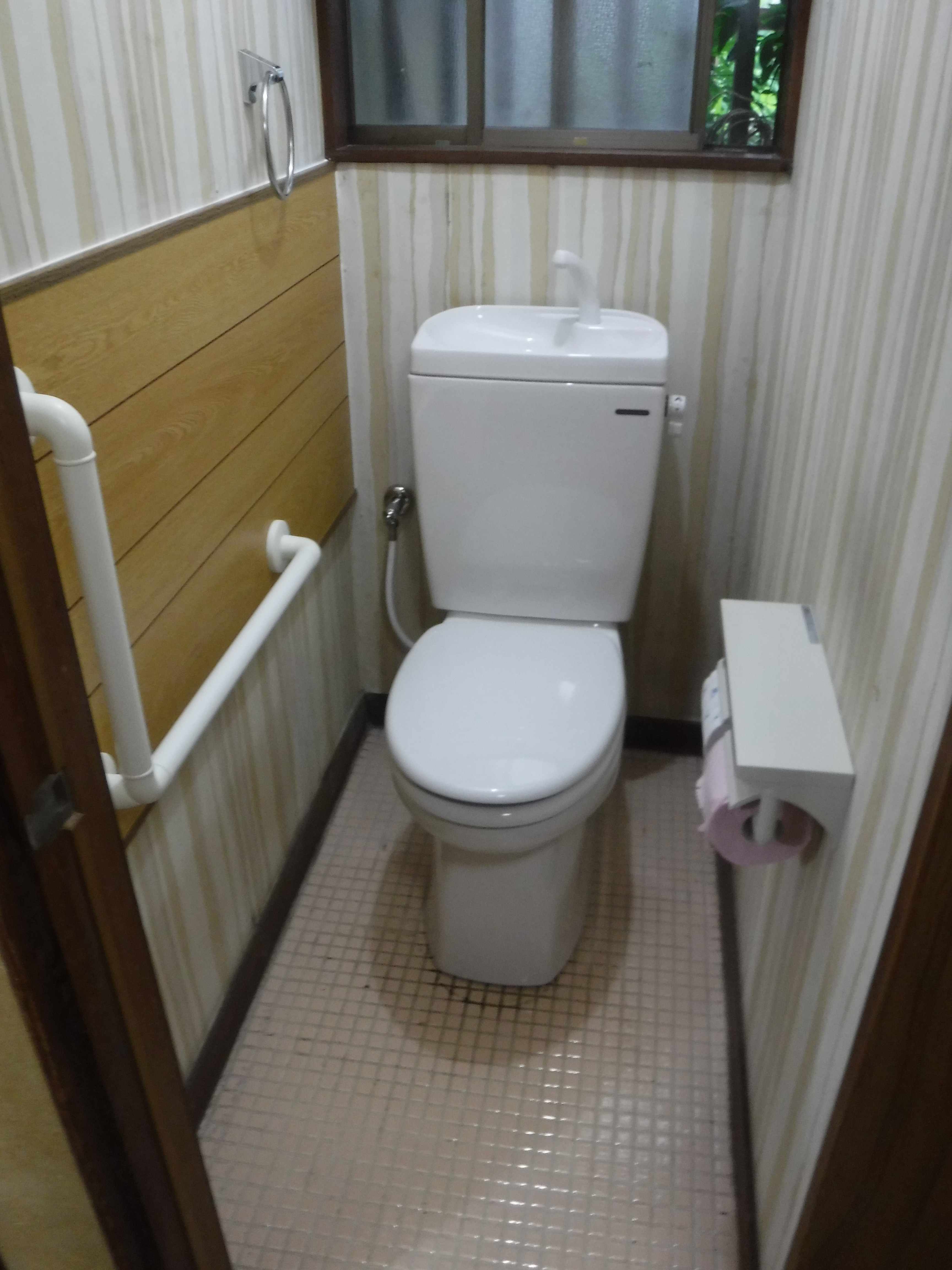 介護保険を活用して改装工事　トイレＬ型手すり（トイレ取替え）