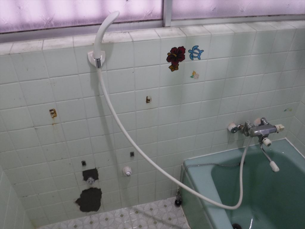 緊急☆シャワー水栓の裏で水が噴き出ている音が！浴室シャワー移設
