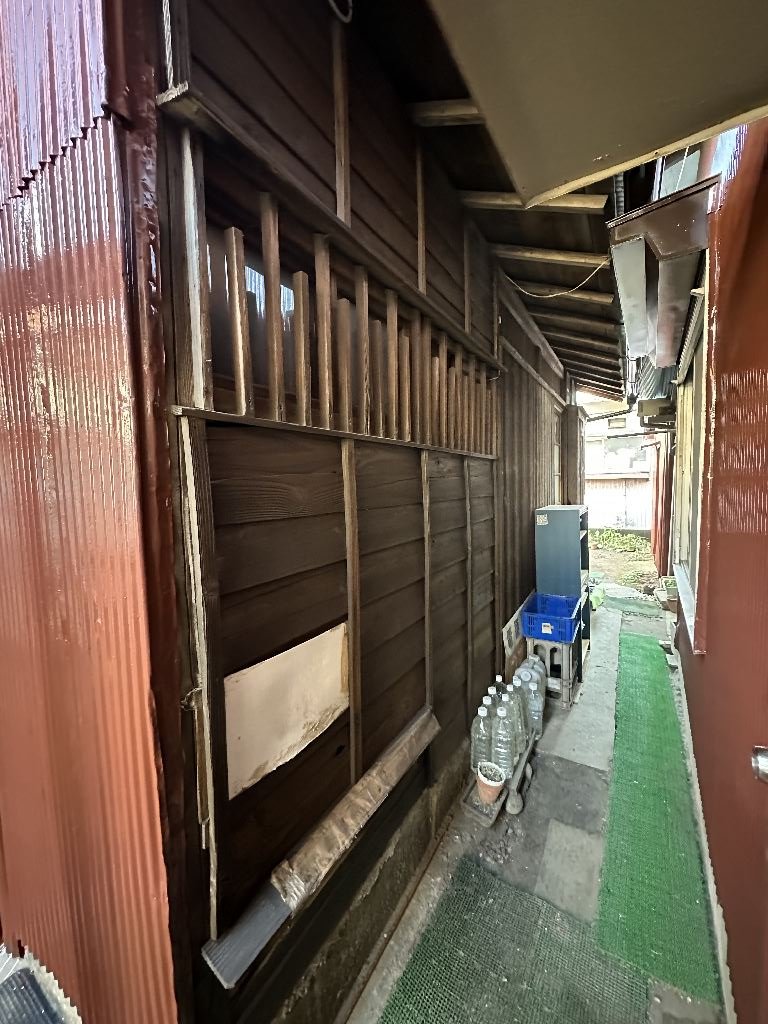 トタンの家なんですが・・・母屋　外壁羽目板部分