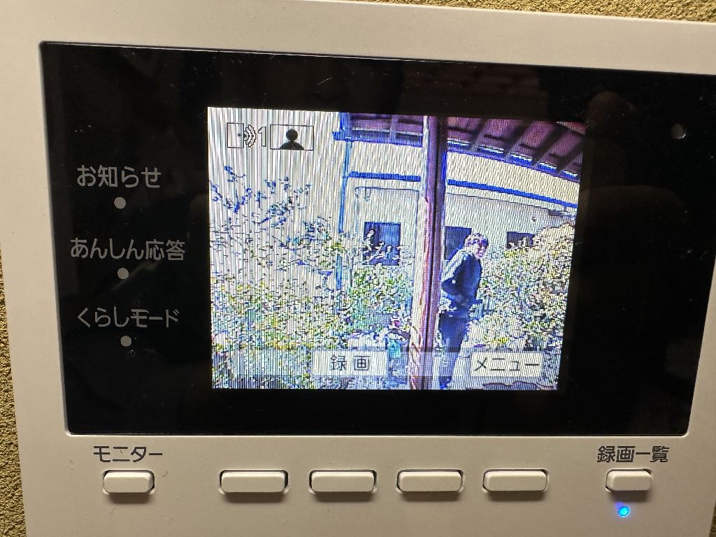 門と玄関扉にカメラ。モニターホン