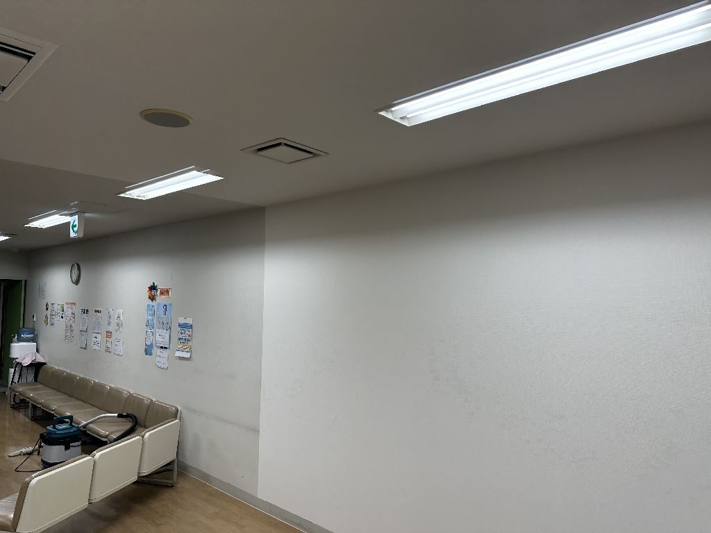 リハビリ室の壁を半分だけきれいに！